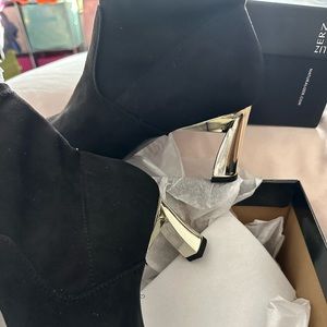 Black pointed toe boots